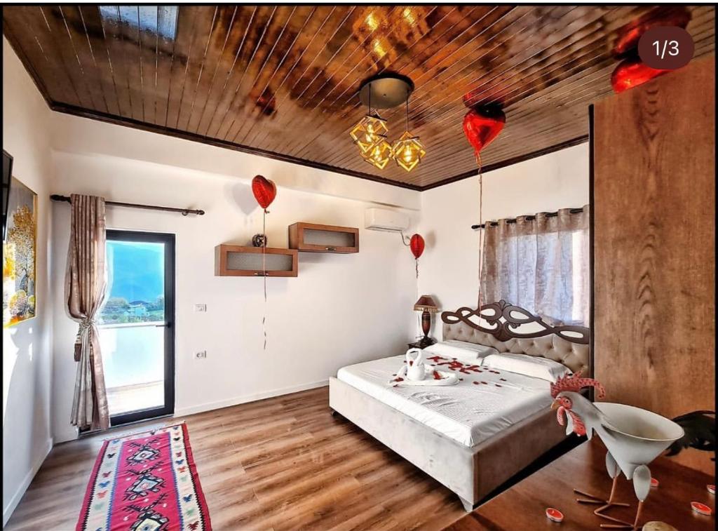 Postel nebo postele na pokoji v ubytování Bujtina Kael