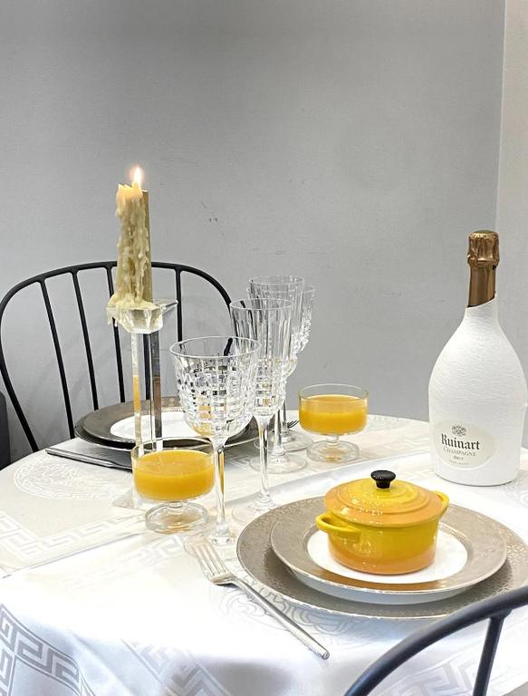 - une table avec une bougie, des verres et une bouteille dans l'établissement T2 Hypercenter Lyon, à Lyon