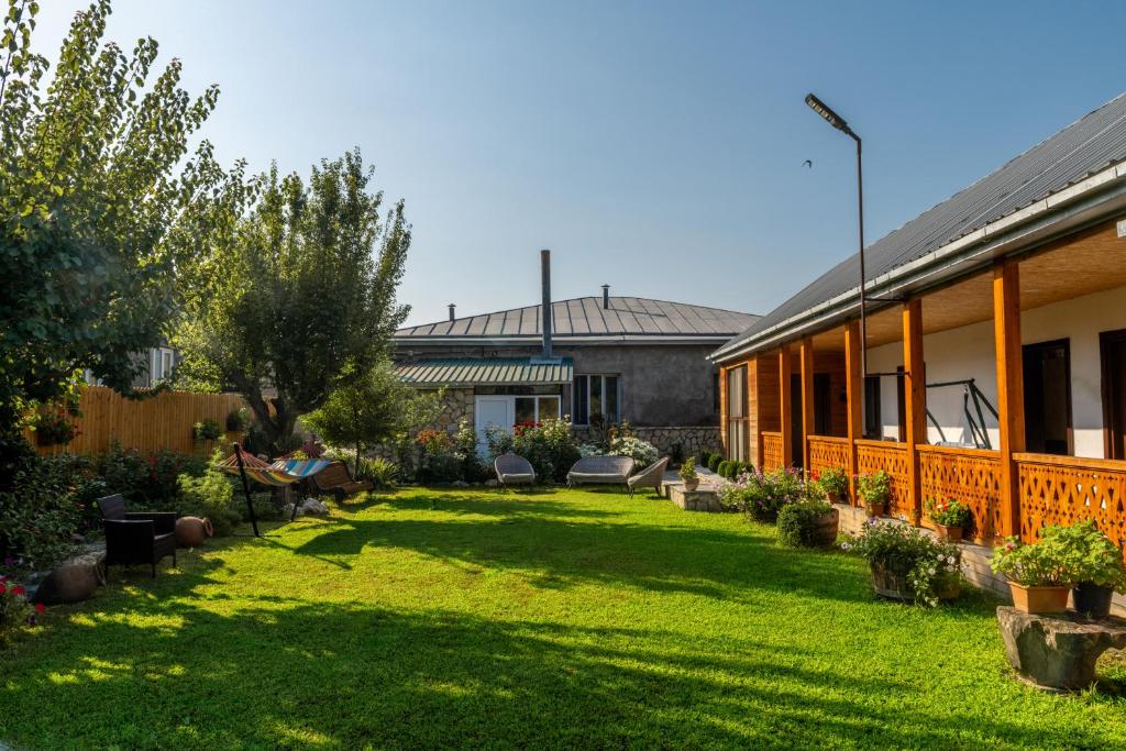Zahrada ubytování Alvani Inn
