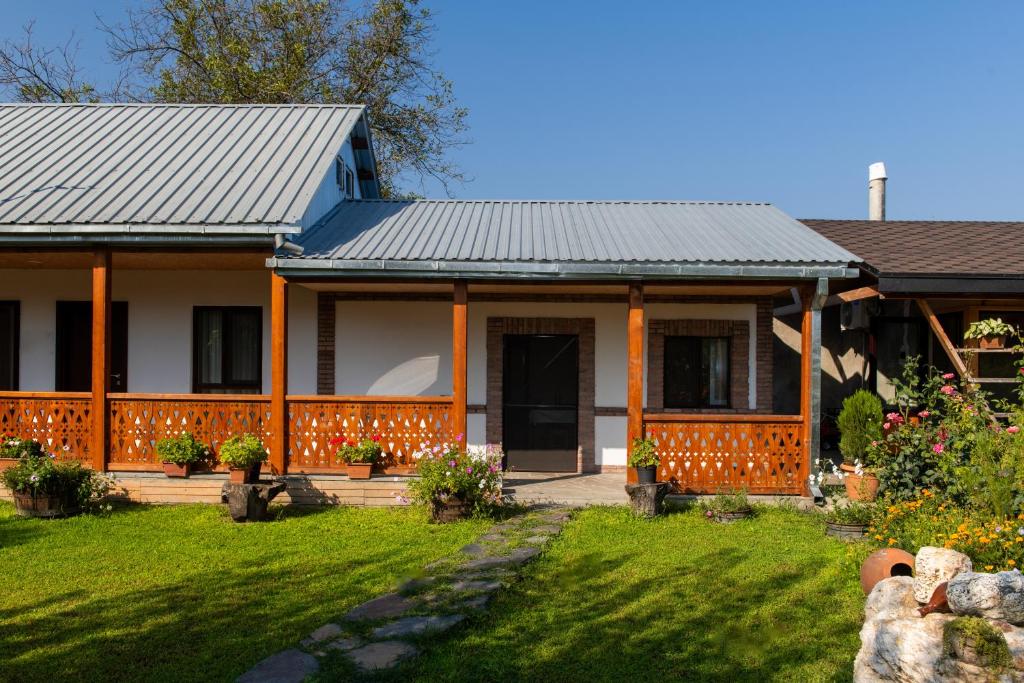Zahrada ubytování Alvani Inn