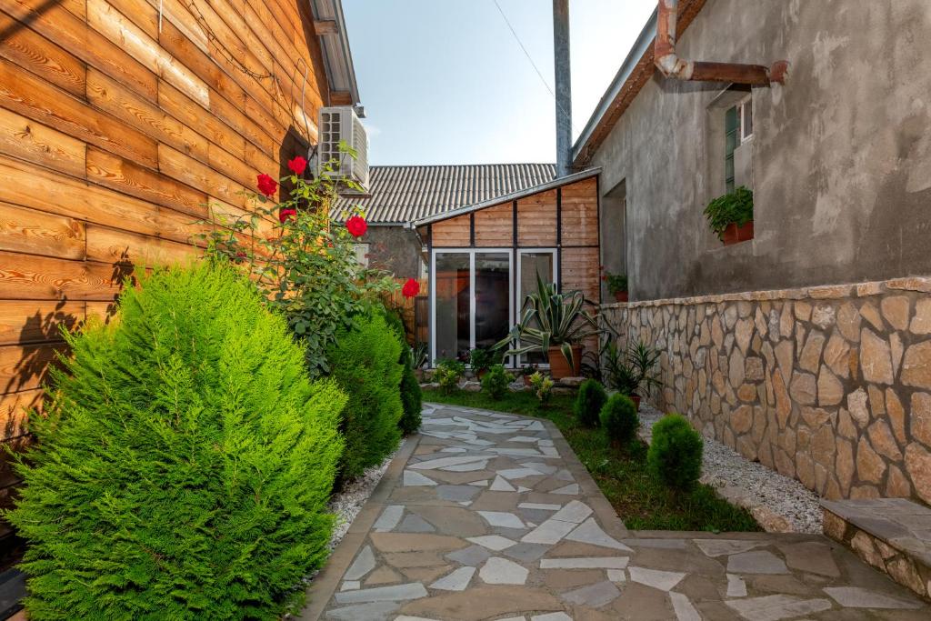 Zahrada ubytování Alvani Inn