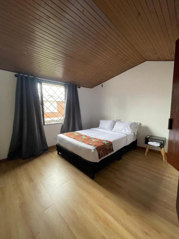 Postel nebo postele na pokoji v ubytování Bamuka Hostal
