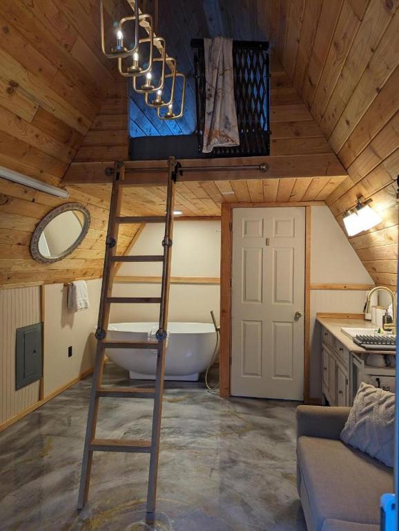 Зображення з фотогалереї помешкання Tree Ring Cabin on 33 Acres у місті Пауелл-Рівер
