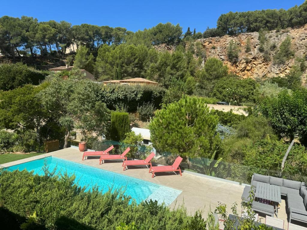 basen z 2 leżakami i basen w obiekcie Belle villa provençale avec piscine privée w mieście Carqueiranne