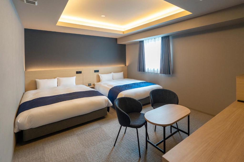 Postel nebo postele na pokoji v ubytování HOTEL R9 Premium Ichikawaekimae
