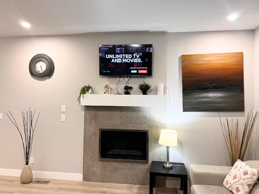 TV a/nebo společenská místnost v ubytování Flowealth Property Luxury Villa Near Lake Netflix TV Wifi