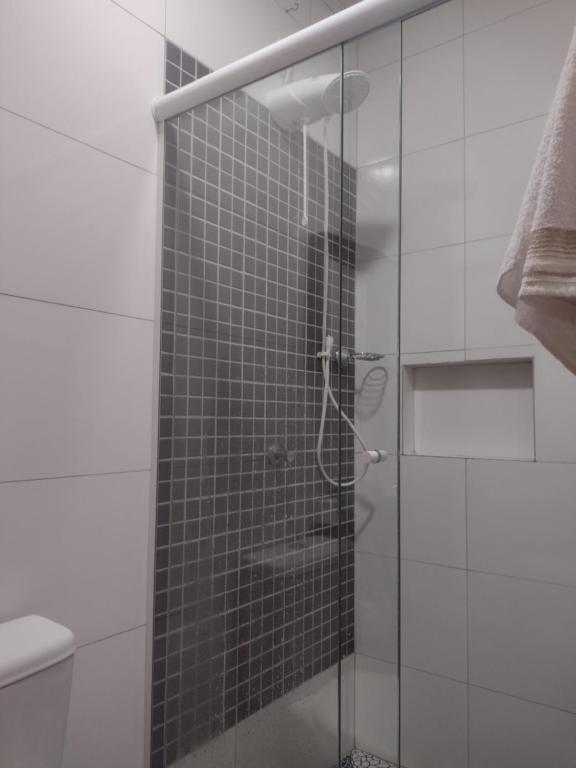 eine Dusche mit Glastür im Badezimmer in der Unterkunft Aurora suites chapada Diamantina in Lençóis