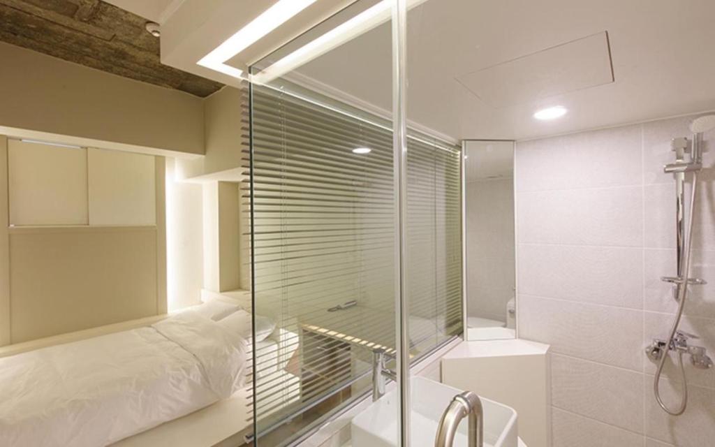 Koupelna v ubytování ADO hotel