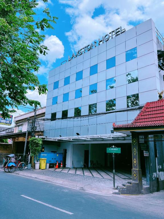 un edificio con un cartello sul lato di Laxston Hotel a Yogyakarta