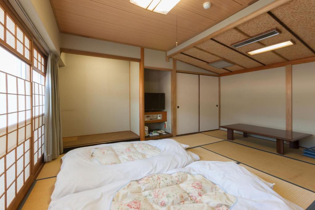 Postel nebo postele na pokoji v ubytování Onomichi Royal Hotel