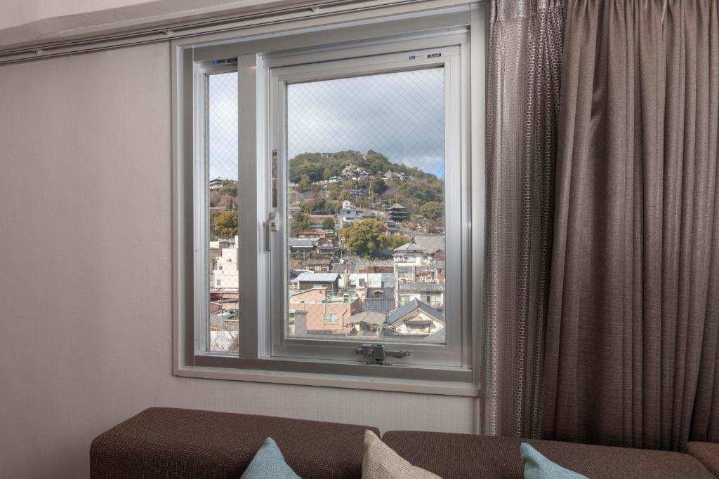 Nespecifikovaný výhled na hory nebo výhled na hory při pohledu z hotelu