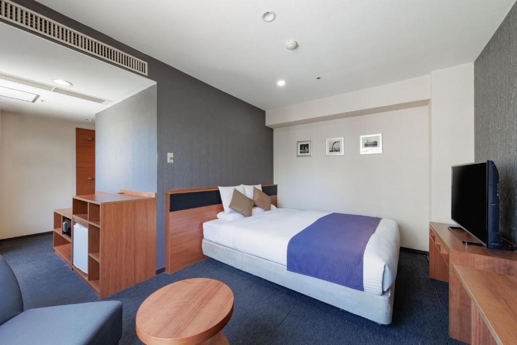 Postel nebo postele na pokoji v ubytování HOTEL MYSTAYS Nagoya Sakae
