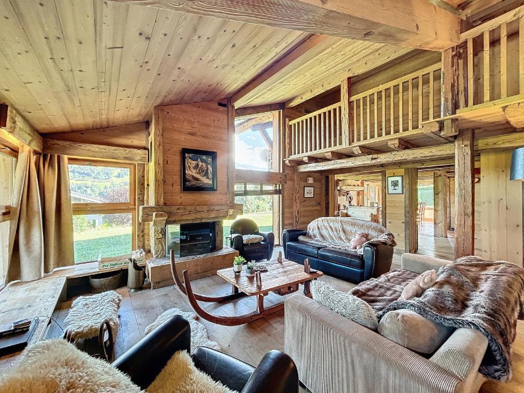 un salon avec un canapé et une table dans l'établissement Chalet 5 chambres près de Megève avec vue Mont Blanc - FR-1-560-148, à Demi-Quartier