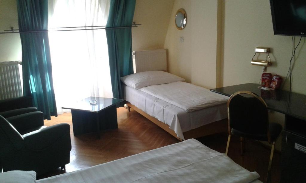 Posteľ alebo postele v izbe v ubytovaní Hotel Bara Budapest