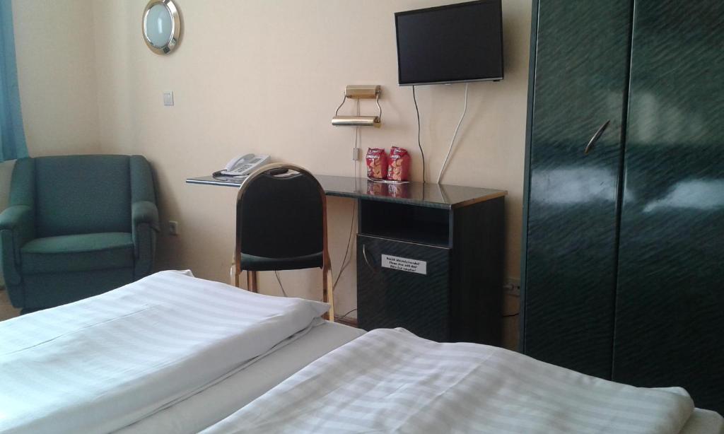 Televízia a/alebo spoločenská miestnosť v ubytovaní Hotel Bara Budapest