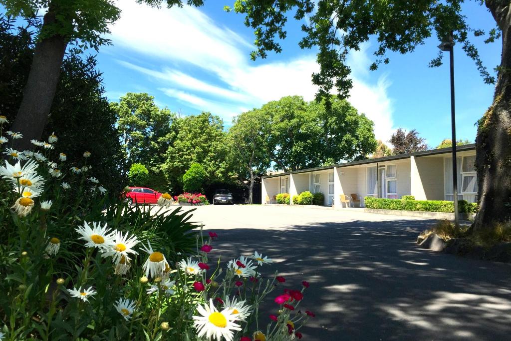 un edificio con muchas flores en una entrada en Ashleigh Court Motel, en Christchurch