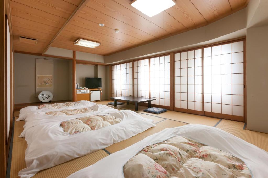 Postel nebo postele na pokoji v ubytování Onomichi Royal Hotel