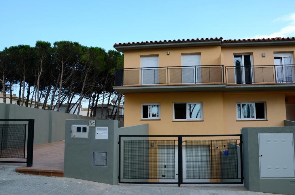 un edificio con dos puertas de garaje delante de él en Miquel Angel, en L'Escala