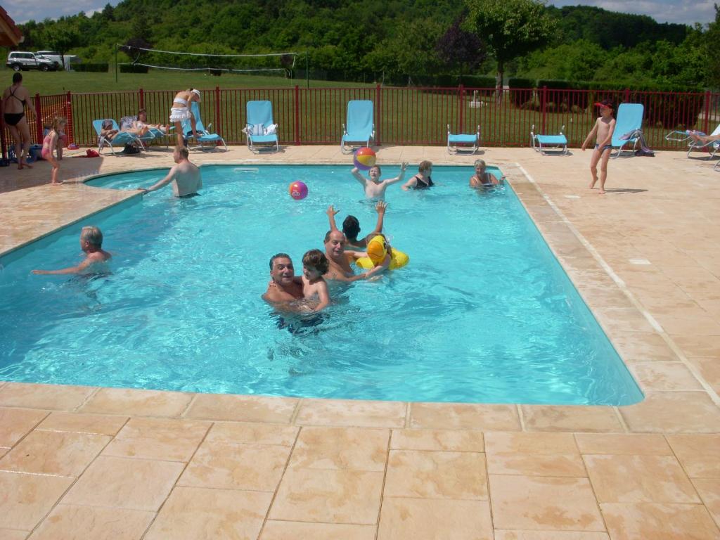 een groep mensen die in een zwembad spelen bij Camping de la Pelouse in Jaulny