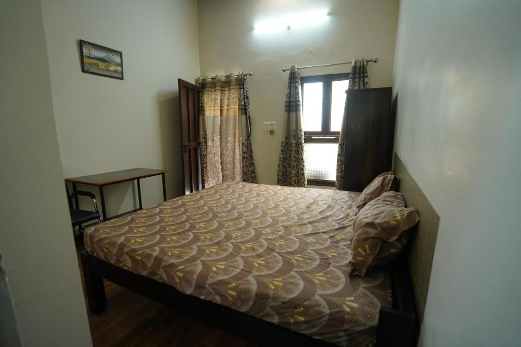 Postel nebo postele na pokoji v ubytování Room in Haldwani with private Kitchen & Bath