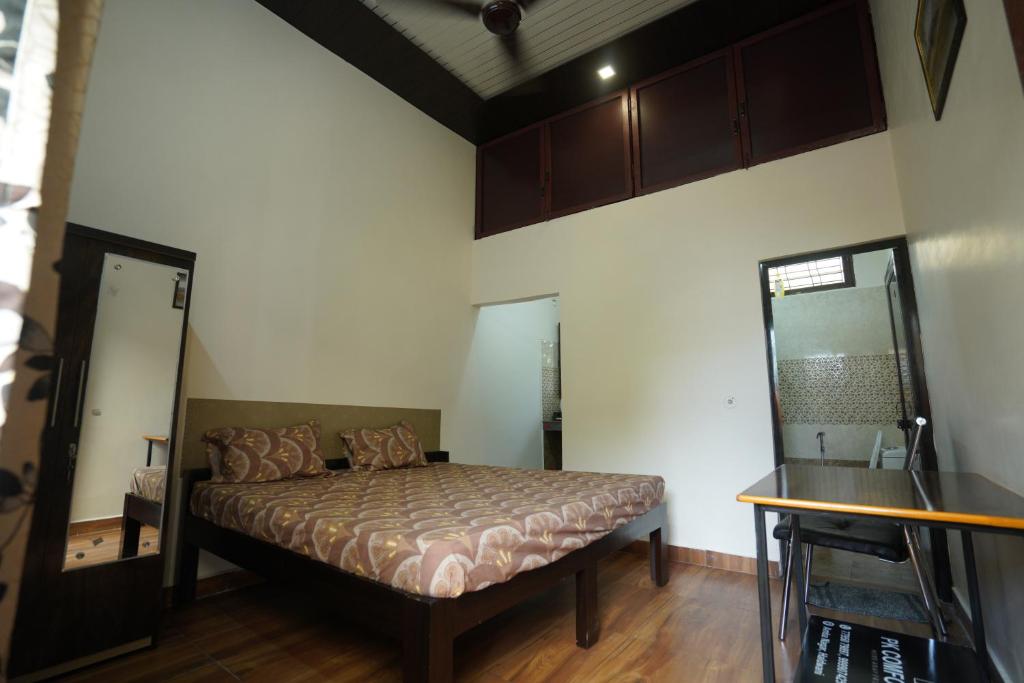 Postel nebo postele na pokoji v ubytování Room in Haldwani with private Kitchen & Bath