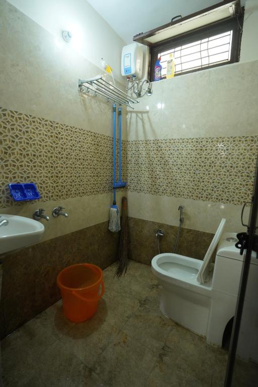 Koupelna v ubytování Room in Haldwani with private Kitchen & Bath