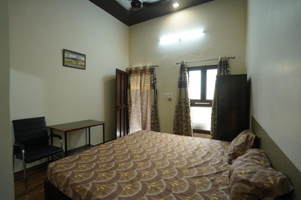 Postel nebo postele na pokoji v ubytování Room in Haldwani with private Kitchen & Bath