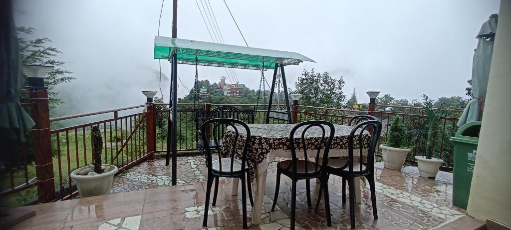 Balkón nebo terasa v ubytování Icebergs Mussoorie - A Boutique stay and 24 hrs roof top cafe