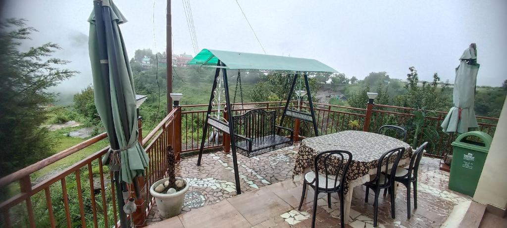 Balkón nebo terasa v ubytování Icebergs Mussoorie - A Boutique stay and 24 hrs roof top cafe