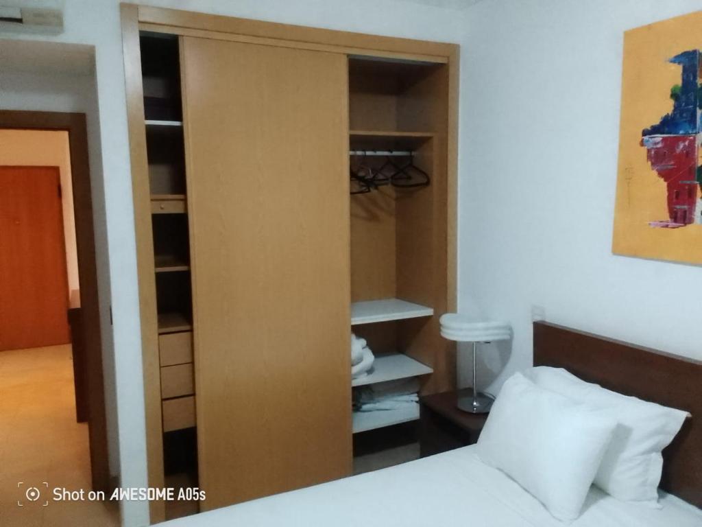 Postel nebo postele na pokoji v ubytování T1 condomínio Doce e vita