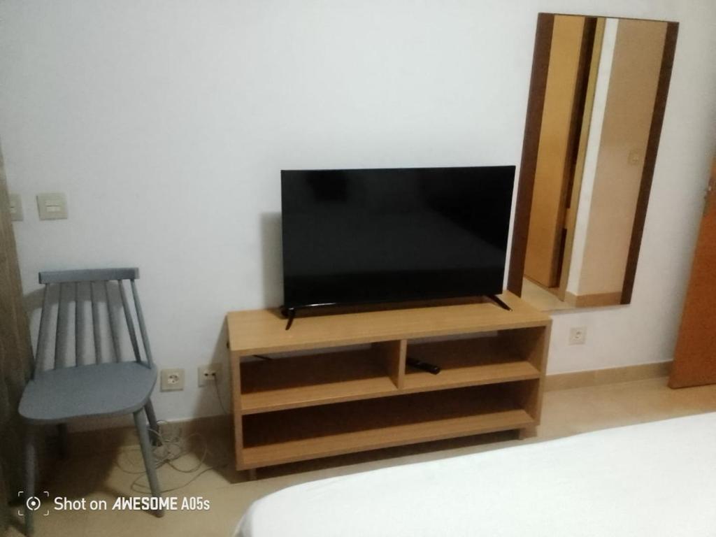 TV a/nebo společenská místnost v ubytování T1 condomínio Doce e vita