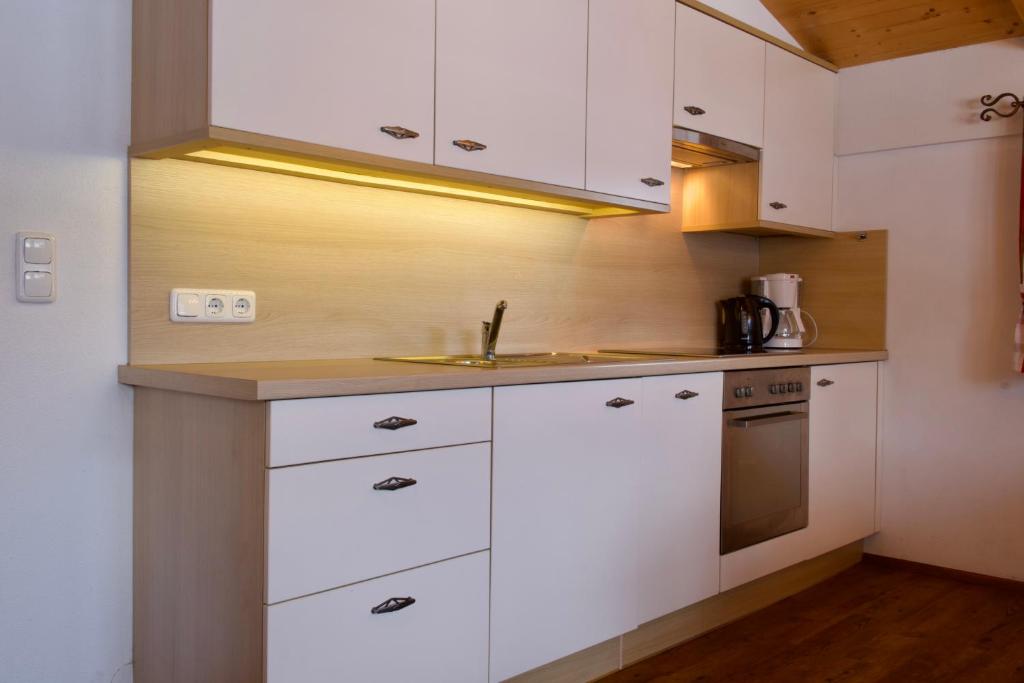A kitchen or kitchenette at Larchergut