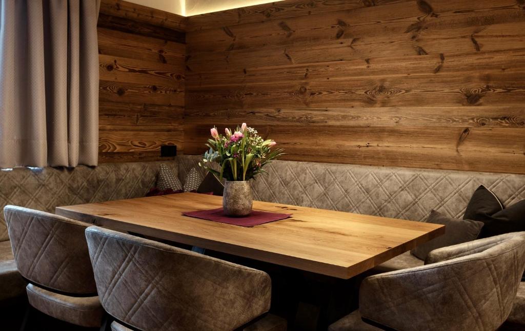 A seating area at Larchergut
