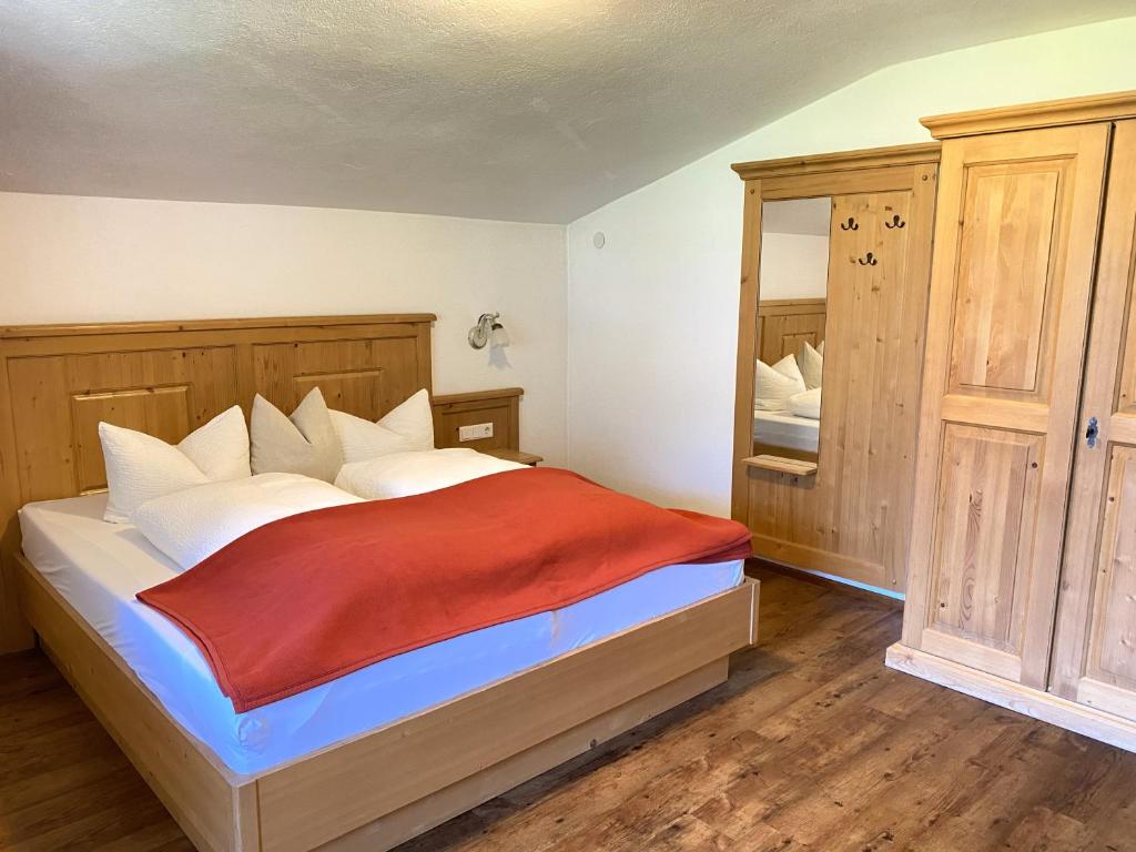 A bed or beds in a room at Larchergut