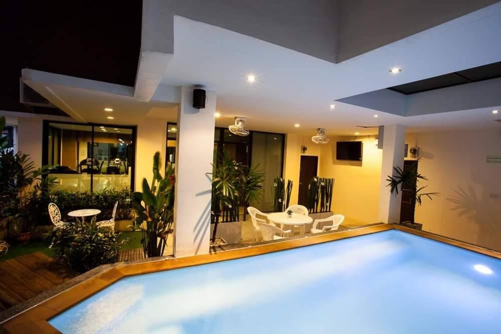 Bazén v ubytování Royal Waves Hotel nebo v jeho okolí
