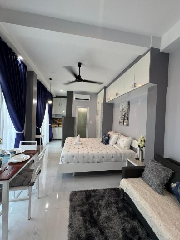 Postel nebo postele na pokoji v ubytování Anavada Suites - Davao City