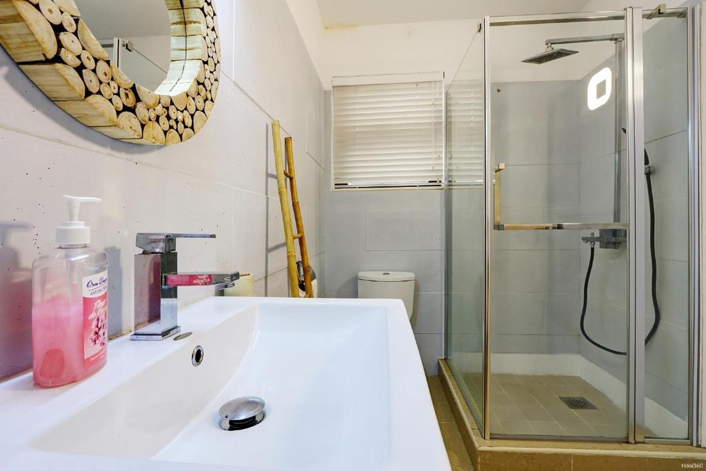 Koupelna v ubytování EUREKA-SUR-MER Stylish & Cosy Apartment, 100 mts from beach, pool