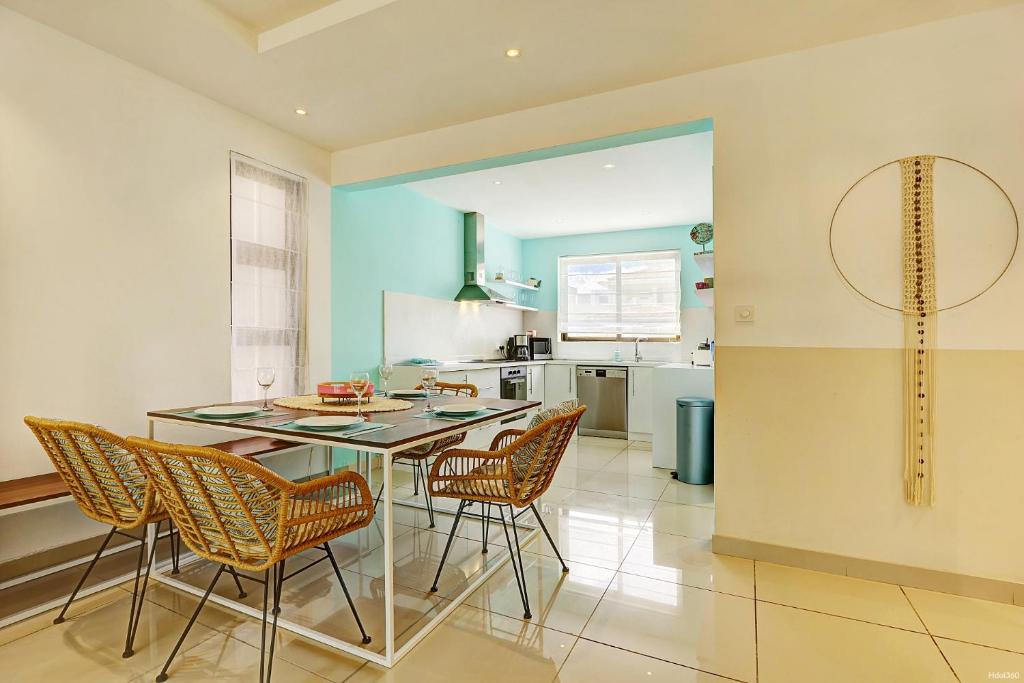 Kuchyň nebo kuchyňský kout v ubytování EUREKA-SUR-MER Stylish & Cosy Apartment, 100 mts from beach, pool