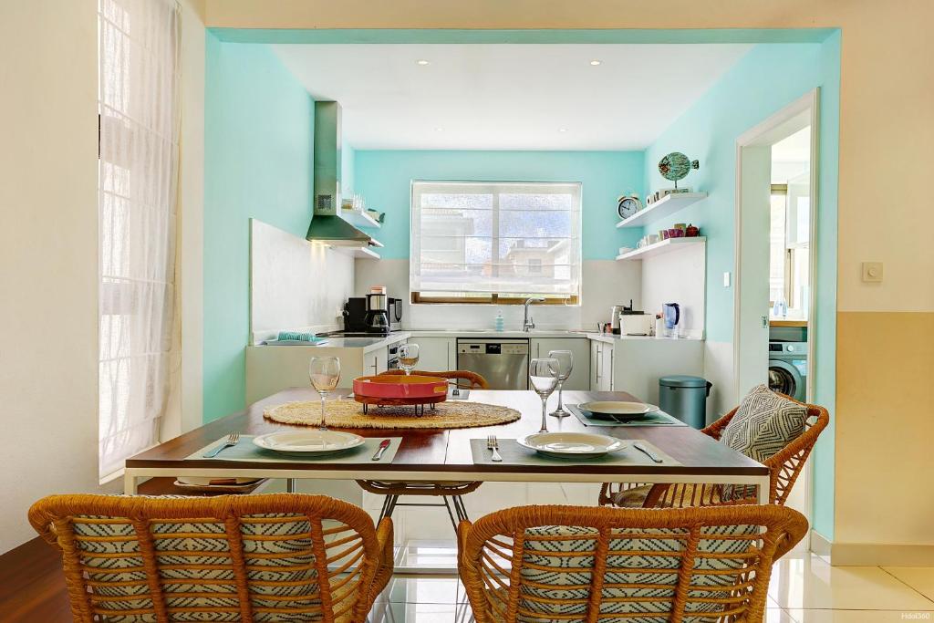 Kuchyň nebo kuchyňský kout v ubytování EUREKA-SUR-MER Stylish & Cosy Apartment, 100 mts from beach, pool