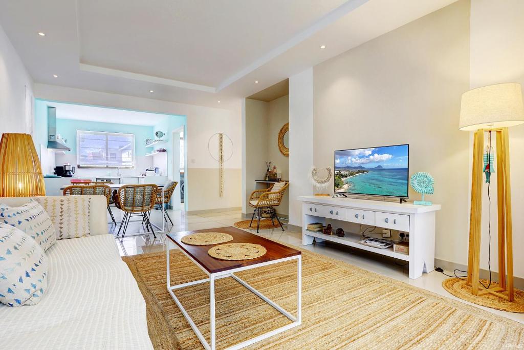 TV a/nebo společenská místnost v ubytování EUREKA-SUR-MER Stylish & Cosy Apartment, 100 mts from beach, pool