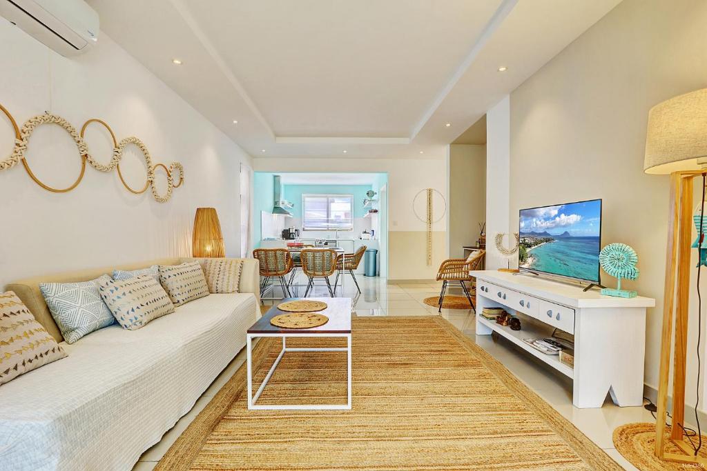 TV a/nebo společenská místnost v ubytování EUREKA-SUR-MER Stylish & Cosy Apartment, 100 mts from beach, pool