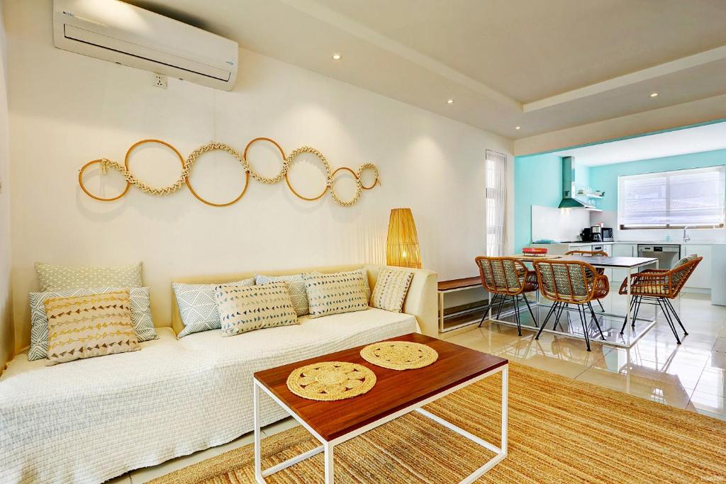 Posezení v ubytování EUREKA-SUR-MER Stylish & Cosy Apartment, 100 mts from beach, pool