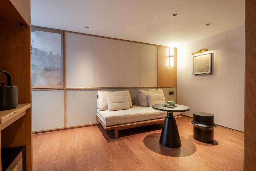 Happy Dragon Imperial Garden Courtyard --Newly renovated French Window with garden view, Close to Lama Temple Forbidden City&Subway Nearby &free coffee & Free laundry&English speaking with tour services &Free WiFi unlimited for Western software - Suite Duplex