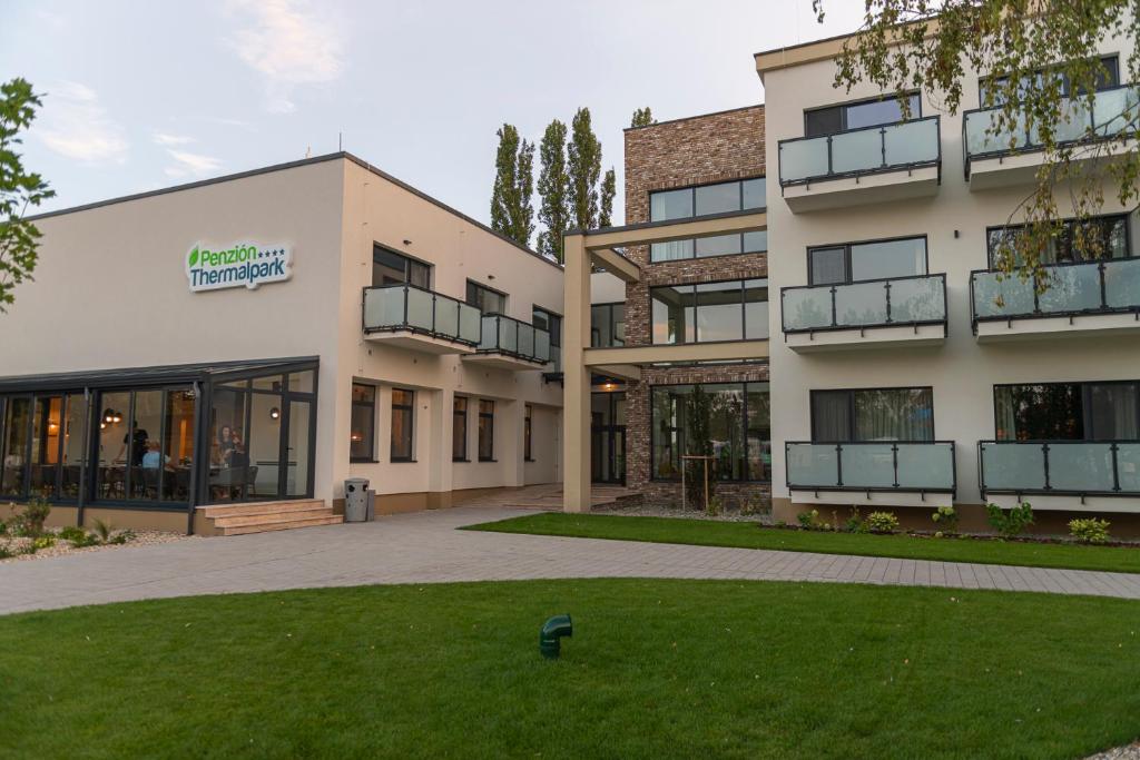 Budova, kde se prázdninový areál nachází
