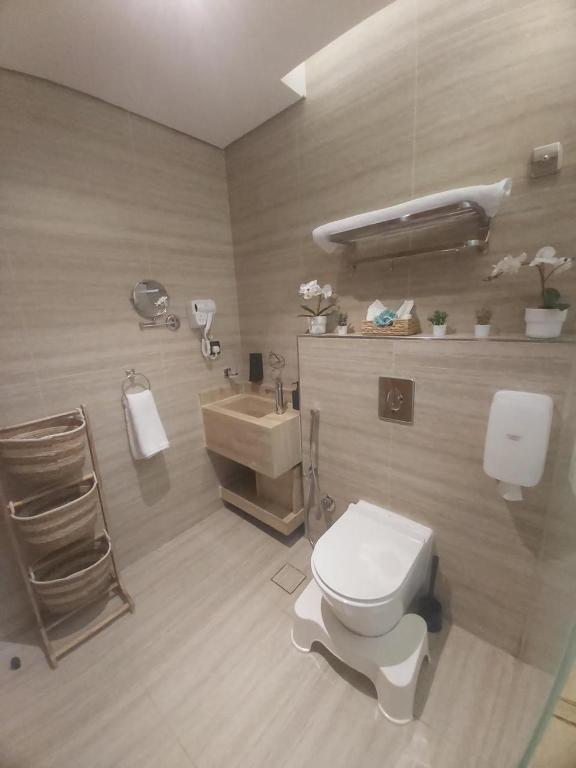 ein Badezimmer mit Toilette und Waschbecken in der Unterkunft سدارا للأجنحه الفندقيه in Riad