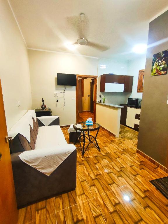 TV a/nebo společenská místnost v ubytování Azazi house