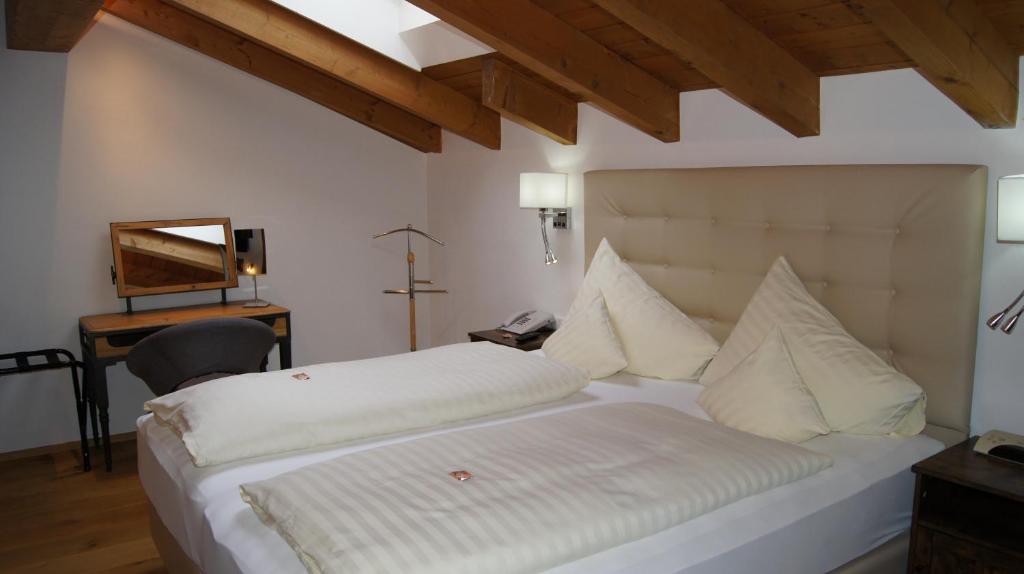 Postel nebo postele na pokoji v ubytování Hotel Hartenfels