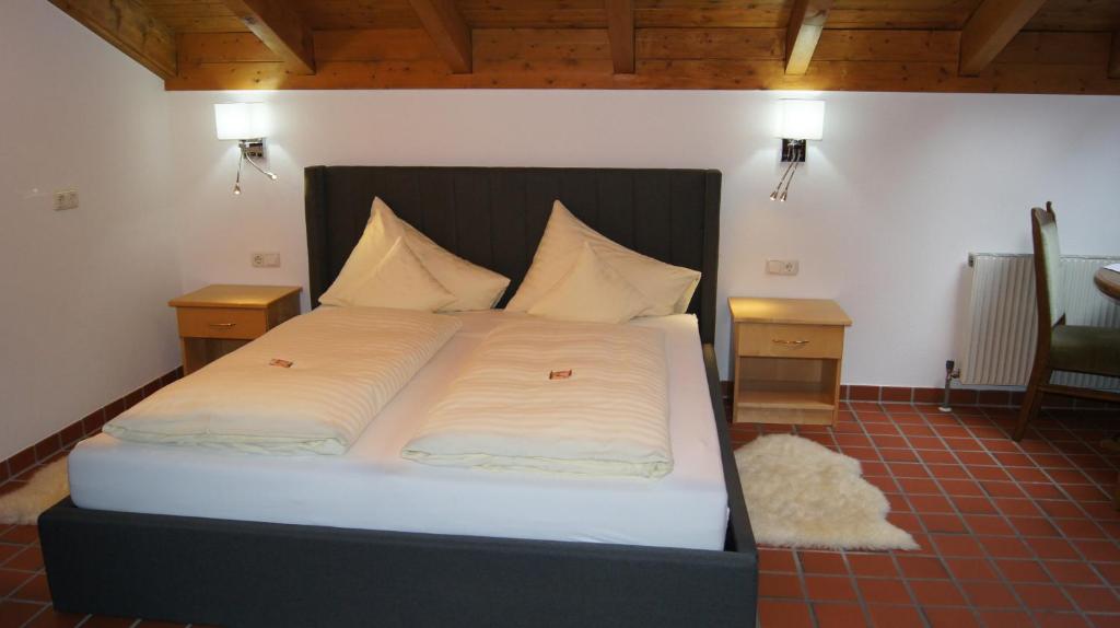 Postel nebo postele na pokoji v ubytování Hotel Hartenfels
