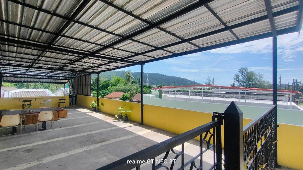 Nespecifikovaný výhled na hory nebo výhled na hory při pohledu z hostelu