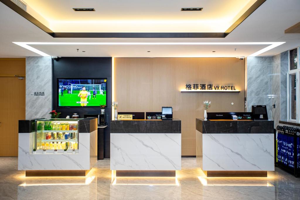 TV a/nebo společenská místnost v ubytování VX Hotel Shanghai Yixian Road Dabaishu